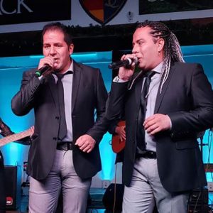 hermanos-nunez-cantando-y-apoyando