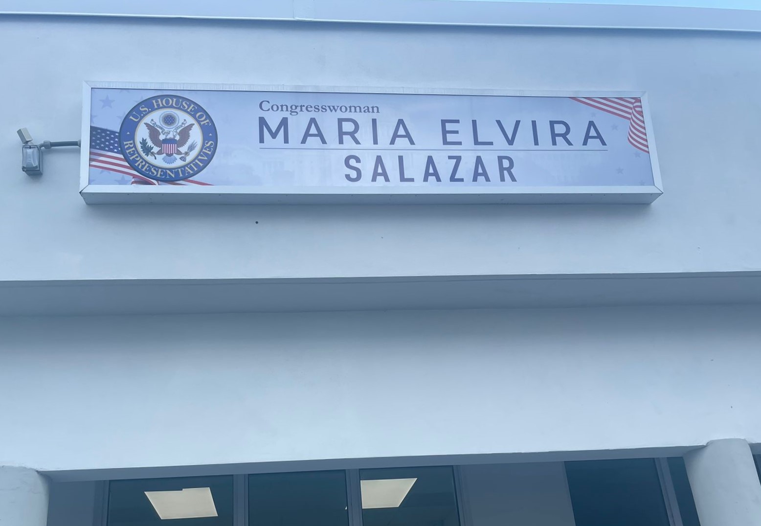 NCS entrega forma para solicitar respuesta de los procesos de TPS a la Congresista Maria Elvira Salazar